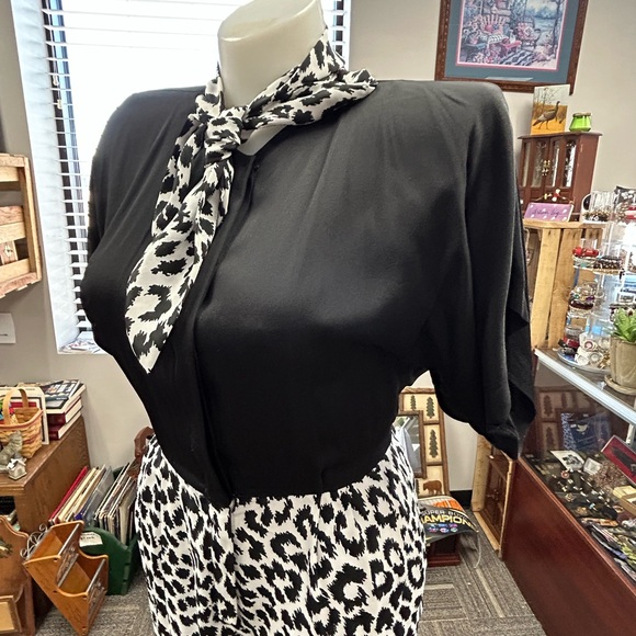 VINTAGE PRAGO Stylish Black and White Jumpsuit! - Picture 5 of 9